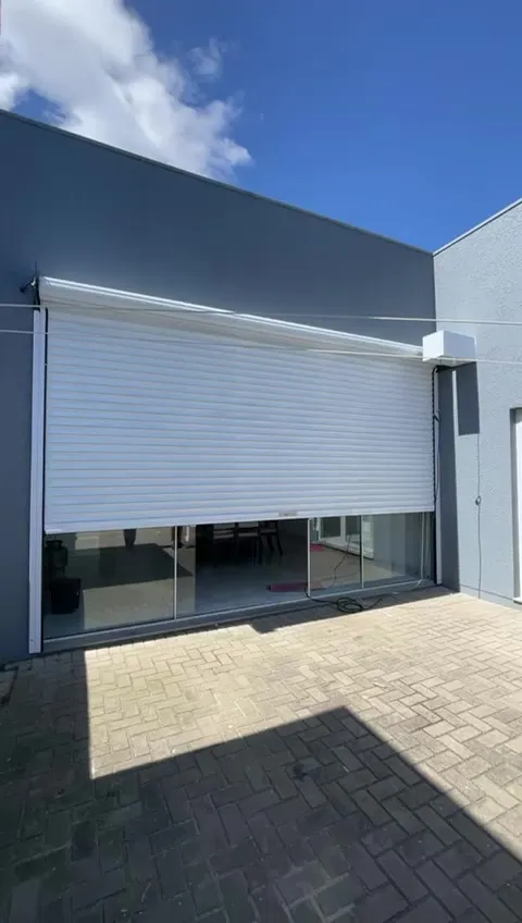 Porta branca em fachada comercial