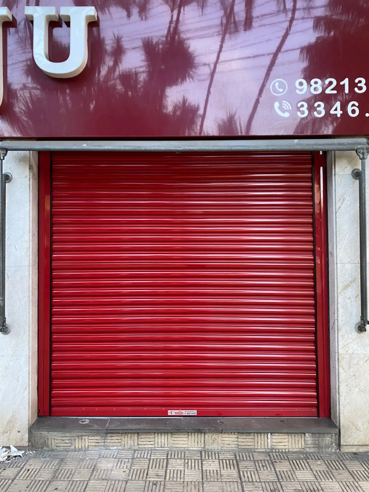 Porta vermelha em comércio
