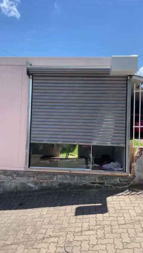 Porta zincada em loja de rua