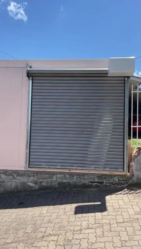 Porta zincada fechada